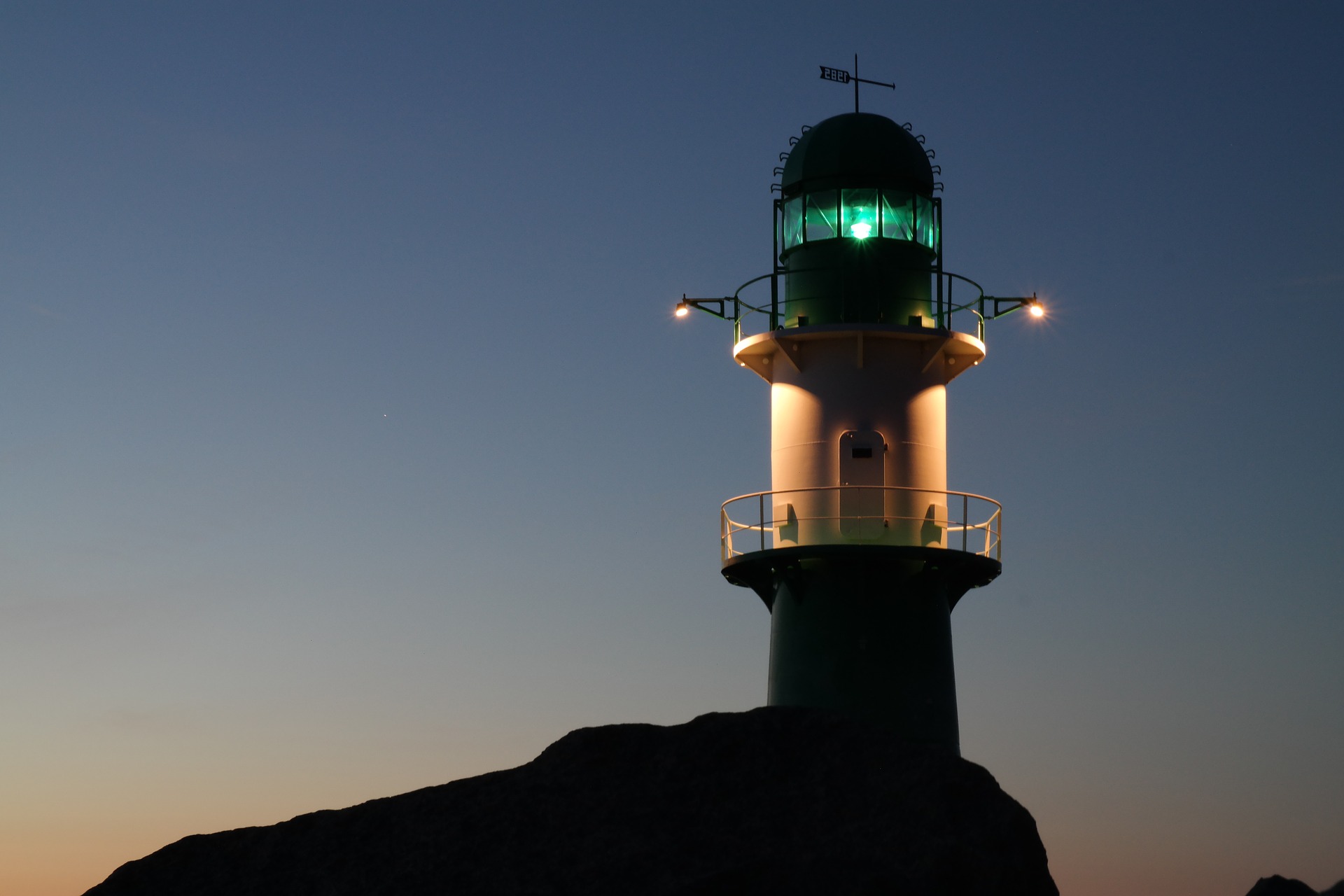 lighthouse-892691_1920